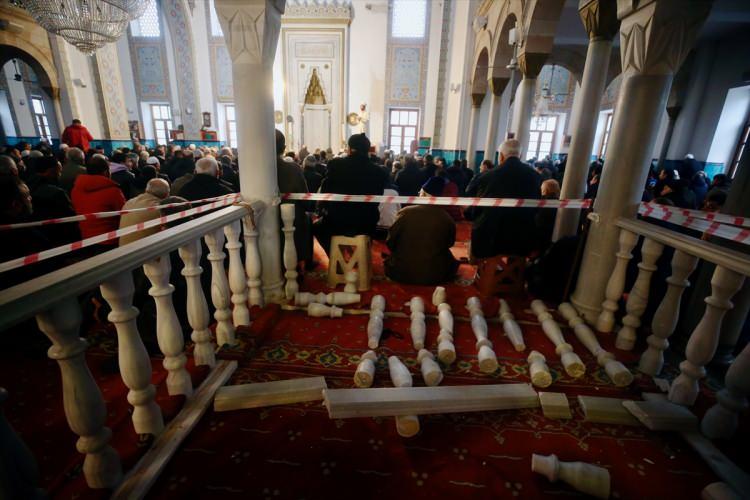 <p>Depremin ardından ilk cuma namazının kılındığı camide, yıkılan bölümün emniyet şeridiyle kapatıldığı görüldü.</p>