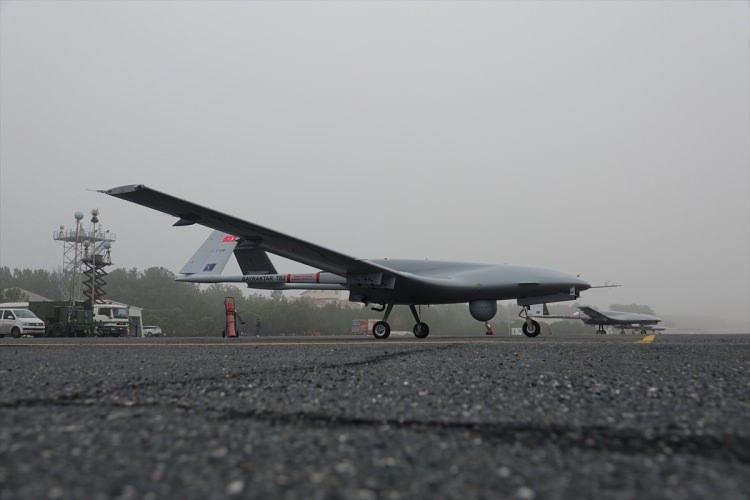 <p><strong>ORMAN YANGINLARIYLA MÜCADELEDE KRİTİK ROL ÜSTLENİYOR</strong></p>

<p>Bayraktar TB2 İHA'lar güvenlik ve insani yardım görevlerinin yanı sıra orman yangınlarıyla mücadelede de önemli bir rol üstleniyor. Orman Genel Müdürlüğü (OGM) ile yapılan iş birliğiyle Bayraktar TB2 İHA'lar, 2020 yılından itibaren orman yangınlarının erken tespiti ve söndürme çalışmalarının verimli yönetilmesinde de etkin görev alıyor. Bu sayede Avrupa'da ilk kez yüksek teknolojiye sahip İHA'lar orman yangınlarıyla mücadelede kullanılıyor. Türkiye'nin orman yangınlarıyla mücadelede izlediği öncü ve yenilikçi çözüm 2021 ve 2022'de büyüyerek devam ediyor.</p>
