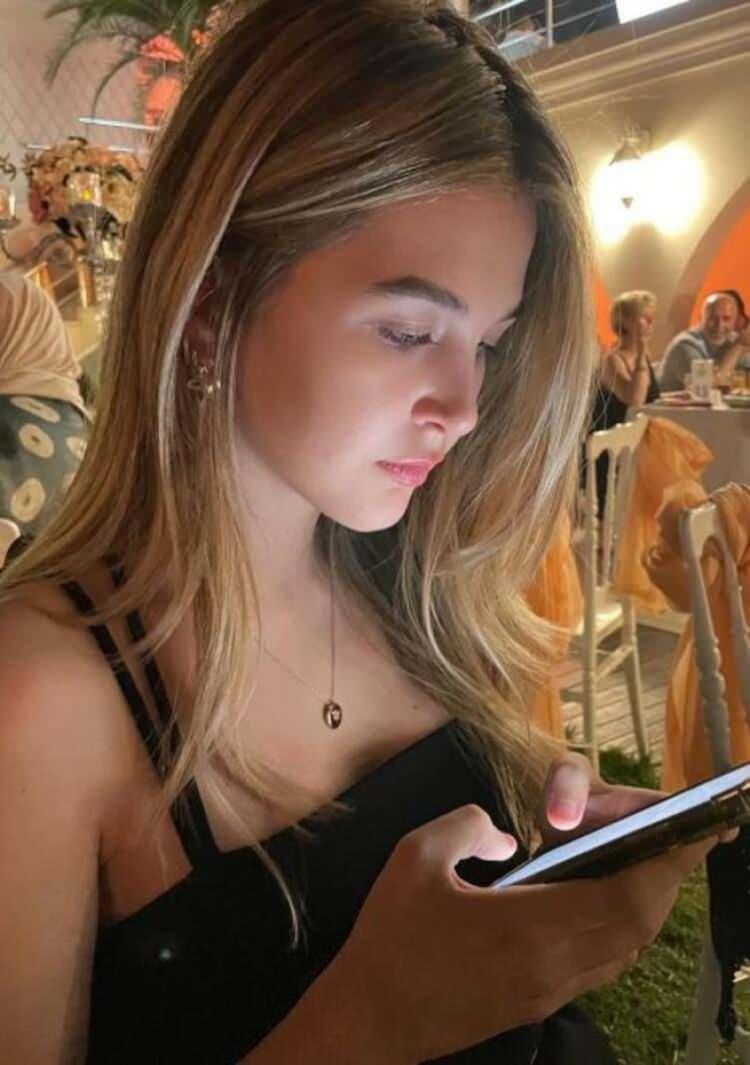 <p>"ANNEME ÖZENİYORUM"</p>
<p>Kızı Duru ise, "Ben üniversite hazırlığındayım şu an. Annem'e özeniyorum ben de. Ama tam olarak o yolda ilerleyeceğimi de söyleyemem. Annem ve babamı örnek alıyorum.</p>