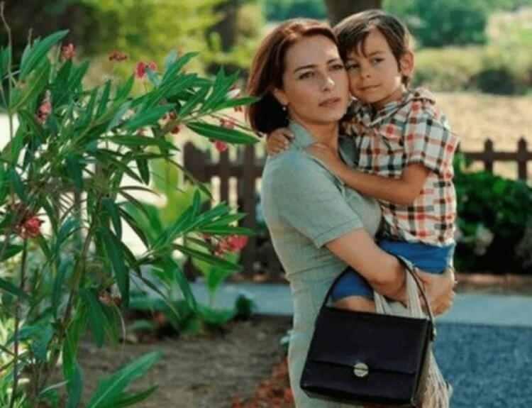 <p><span style="color:#000000"><strong>Önceki gün, oyunculuğa başladığı 5 yaşındaki fotoğrafıyla poz veren Zincidi, altına "Öyle bir geçer zaman ki" yazdı.</strong></span></p>

<p> </p>
