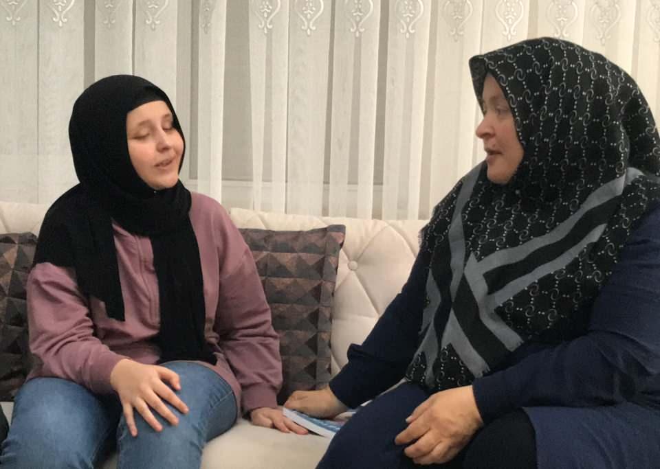 <p>Cumhurbaşkanı Recep Tayyip Erdoğan&rsquo;ın ziyaretinden &ccedil;ok memnun kaldıklarını anlatan anne Rabia Ko&ccedil;aker, &ldquo;Bize gelecek, benim evimin bir k&ouml;şesinde oturacak, &ccedil;ay yapacağım i&ccedil;ecek onun varlığını g&ouml;recem yani.. Ekranlarda g&ouml;r&uuml;p i&ccedil;imiz bir titriyor... Ne yapacağım ki, geldiğinde diye d&uuml;ş&uuml;nd&uuml;m. Geldi, oturdu &ccedil;ay i&ccedil;ti. Cumhurbaşkanım ben size bakınca bir şey diyemiyorum. B&ouml;yle b&uuml;y&uuml;k bir insan, b&ouml;yle bir b&uuml;y&uuml;k lider, d&uuml;şmana karşı herkese karşı dimdik duran kimsenin başaramadığı şeyleri yapan vatanına, millete, T&uuml;rkiye M&uuml;sl&uuml;manlara sahip &ccedil;ıkan bir lider. T&uuml;m d&uuml;nyanın onun olmak istediği gibi ama olamadığı lider benim evimde &ccedil;ay i&ccedil;ti. Ben &ccedil;ay i&ccedil;tiği bardağı bile vitrine sakladım, parmak izleri duruyor, yıkamadım. Oturduğu yer dahi duruyor, yastığının kırışıklığını bile d&uuml;zeltmedim. Ben sabaha kadar hi&ccedil; uyumadım mutluluktan. Rabbim &ouml;mr&uuml;ne &ouml;m&uuml;r katsın&rdquo; diye konuştu.</p>

<p>&nbsp;</p>
