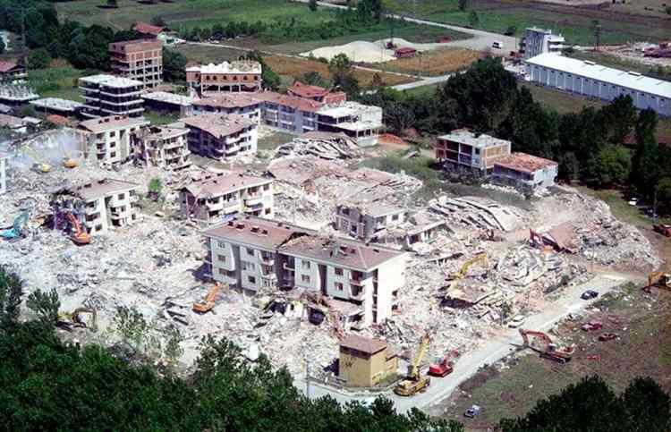 <p>Düzce, 23 yıl sonra yeniden büyük bir depremle sarsıldı. Ancak bu kez korkulan olmadı. 1999 yılındaki deprem sonrasında alınan önlemler ve yapı stokunun yenilenmesi can kayıplarının önüne geçti.</p>
