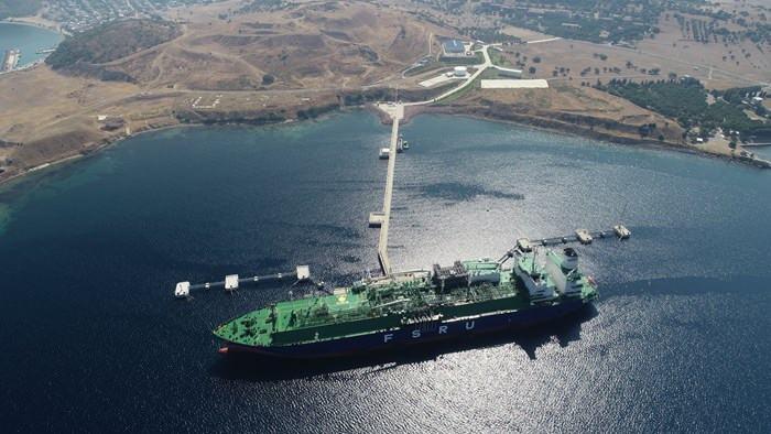 <p>"LNG'ye dönüştürülecek gaz sadece Rus gazı da olmaz. Azerbaycan, İran gibi ülkelerden gelecek gaz da benzer şekilde sıvılaştırılabilir. Eğer Türkiye 'nihai teslim noktası şartını' bütün kontratlardan kaldırabilirse, o gazı getirdikten sonra ne yapacağı meselesi de Türkiye'nin işi olur. Dolayısıyla Rus gazı olsun, Azerbaycan gazı olsun veya İran gazı olsun fark etmez.</p>
