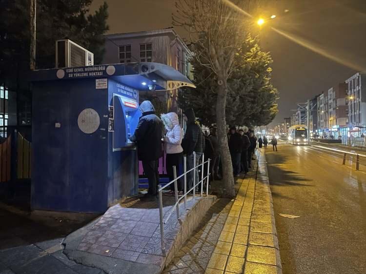 <p>Öte yandan, kartlı sayaç kullanan ve mevcut tarifeden su almak isteyen vatandaşlar, su yükleme noktaları önünde uzun kuyruklar oluşturdu.</p>
