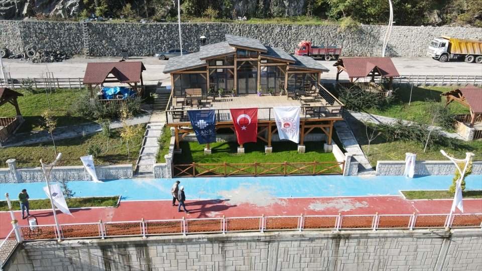 <p>Mevcut Yusufeli İlçesi 750 dekarlık bir alana sahip iken Yeni Yusufeli İlçesi yerleşim alanı toplamda 1.535 dekara çıkarılarak daha müreffeh ve yaşanılabilir bir ilçe oluşturulmaktadır. </p>