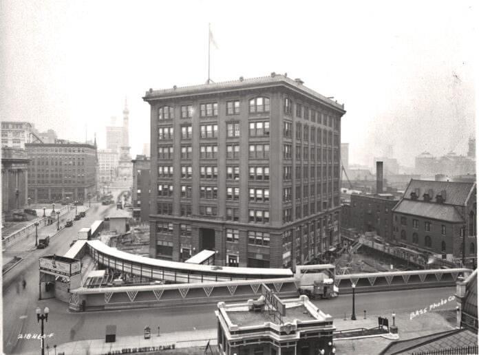 <p>Amerika Birleşik Devletleri'ne bağlı Indiana eyaletindeki Indiana Bells binası, 1930 yılında tamamen zorunluluktan 16 metre ileri taşındı.</p>
