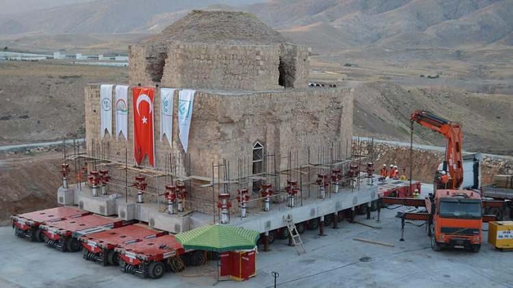 <p>Mardin'in tarihi dokusu Hasankeyf'teki önemli parçalar arasında yer alan Tarihi Artuklu Hamamı, Ağustos 2018'de yüksek teknoloji kullanımıyla yerinden taşındı.</p>