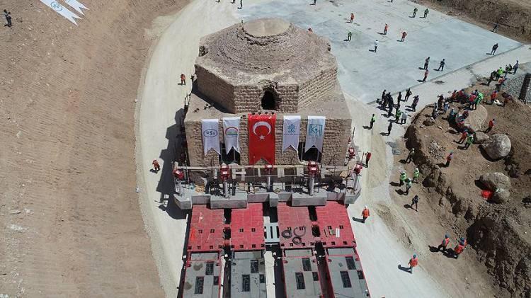 <p>Bin 500 tonluk yapı, SPMT aracıyla 3 kilometre ötedeki Hasankeyf Yeni Kültürel Park Alanı'na indirildi.</p>