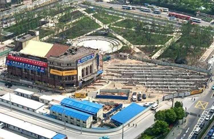 <p>ABD'nin Newark eyaletindeki Uluslararası Havalimanı, 2000 yılında pist genişletme çalışmaları sebebiyle 400 metre ileri taşındı.</p>