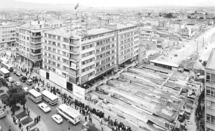 <p>Kolombiya'nın en estetik yapıları arasında gösterilen Cudecom Binası, 1955'te iki büyük caddenin arasında kalıyordu. Bu sebeple yıkılması söz konusuydu.</p>