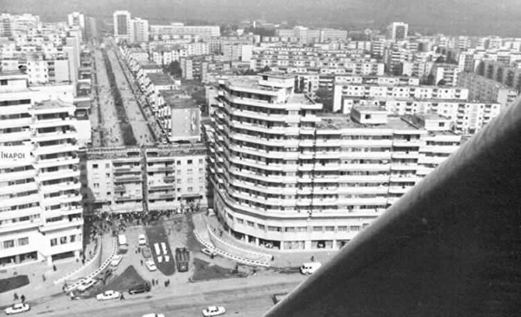 <p>Fakat dönemin mühendisleri araya girerek yıkımdan daha uygun bir bütçeye binanın taşınmasını sağladı. </p>
