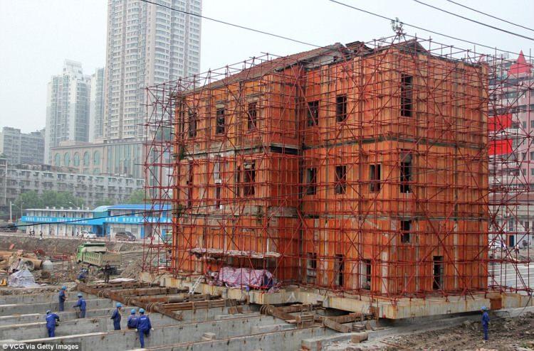 <p>Çin Halk Cumhuriyeti'nde 100 yıllık geçmişe sahip Fu Gang İtfaiye Binası, on gün içerisinde beton raylar aracılığıyla bir kilometre doğuya taşındı.</p>
