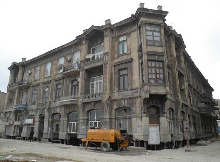 <p>10-Azerbaycan'ın başkenti Bakü'de bulunan tarihi bina, yeni yapılan parka çıkan yolla kesişiyordu. Bu sebeple yıkılması ihtimal dahilindeydi.</p>