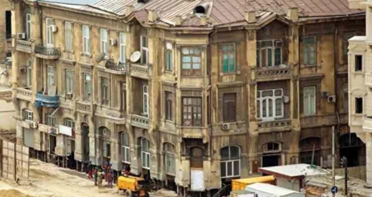 <p>Hidrolik düzenekler kullanan Azerbaycanlı mühendisler, binanın yıkılmadan kurtarılmasına ön ayak oldu.</p>