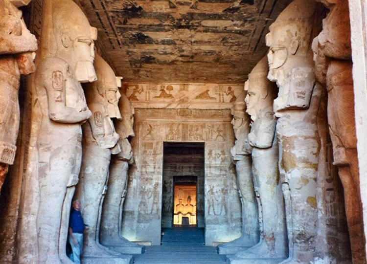 <p>Mısır'ın güneyinde bulunan Ebu Simbel Tapınağı, Asvan Barajı'nın yapımında sular altında kalma tehlikesiyle yüzleşti.</p>