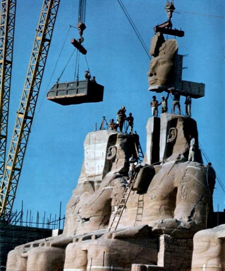 <p>Mısır Hükümeti, 1964'te tapınağı daha güvenli bir yere taşımayı planladı. Bu sebeple tapınaktaki yapılar parçalanır parçalanmaz vinçlere yüklendi.</p>
