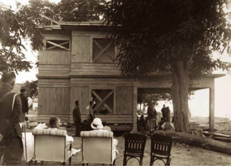 <p>Atatürk'ün yardımcıları ilk başta çınar ağacının kesilmesini teklif etti fakat Başkomutan ağacın kesilmesini kesin olarak reddetti.</p>
