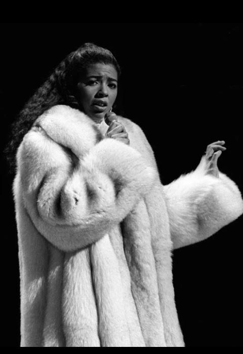 <p><strong>&Uuml;nl&uuml; şarkıcının hayatını kaybetmesiyle hayranları b&uuml;y&uuml;k bir &uuml;z&uuml;nt&uuml; duyarken 25 Kasım'daki &ouml;l&uuml;m s&ouml;ylentileri de yeniden g&uuml;ndeme geldi. Irene Cara'nın &ouml;l&uuml;m s&ouml;ylentileri ilk olarak sosyal medyada 25 Kasım'da yayınlanmıştı.</strong></p>
