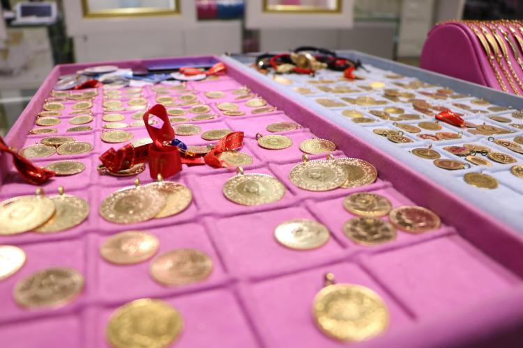 <p>Bir gramdan başlar 1 kilograma kadar altın gider. 24 ayar altınları biriktirmiş ve almış oluyorsunuz. Kuyumcudaki paket gram altınlardan bahsediyorum. Bunlar birikiyor karınız oluyor. Gram altın yükseliyor, kar üzerinde devletin bir vergilendirmesi yok.</p>

<p> </p>
