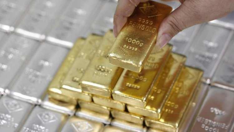 <p>Gümüşün ons ve gram fiyatı altına kıyasla pozitif ayrışmaya devam ediyor. 21 dolar altını alım fırsatı olarak değerlendiriyorum onsta. Gümüş gram fiyatı 13 lira seviyesi üzerinde. Bankalarda kaça satıyorlar bilmiyorum ama mutlaka daha ucuz fiyatlama karşınızda olabilir ama fiziki tarafta 13 lira altında bir gümüş yok.</p>
<p> </p>