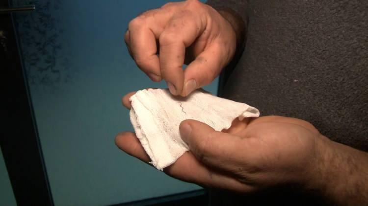 <p>İstanbul'un Arnavutk&ouml;y il&ccedil;esinde 2 &ccedil;ocuk babası Faruk Karayel (30), bir fırından aldığı ekmeği yedikten sonra boğazında acı hissetti. Hastaneye giden Karayel'in boğazından, 2,5 santimetrelik tel &ccedil;ıktı.</p>

<p>Olay, d&uuml;n akşam saatlerinde Arnavutk&ouml;y Anadolu Mahallesi&rsquo;nde ger&ccedil;ekleşti. &Ccedil;alıştığı işyerinden &ccedil;ıktıktan sonra eve giden 2 &ccedil;ocuk babası Faruk Karayel (30) yol &uuml;zerindeki fırından ekmek aldı</p>
