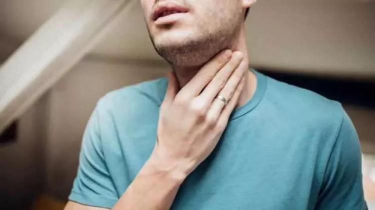 <div><strong>'&Ccedil;OCUKLARIMLA YEMEK YİYORDUK BOĞAZIMA BİR ŞEY TAKILDI'</strong></div>

<div>&nbsp;</div>

<div>Yaşadıklarını anlatan 30 yaşındaki Faruk Karayel,<strong><em> &ldquo;D&uuml;n işten &ccedil;ıkıp eve giderken fırından ekmek aldım. 3 ekmek aldıktan sonra &ccedil;ocuklarımla beraber yemek yiyorduk baktım ki boğazıma bir şey takıldı. Ne yaptıysam gitmedi. Hastaneye gittim bir şey bulamadılar ve boğazımın tahriş olduğunu s&ouml;ylediler ancak ben hissediyordum ve &ccedil;ıkartamıyordum daha sonra başka bir hastaneye gittim &ccedil;ekilen tomografide tel g&ouml;z&uuml;kt&uuml; ve beni kulak, burun ve boğaz polikliniğine sevk etti. Doktor kamera sistemi ile m&uuml;dahale ederek teli &ccedil;ıkarttı. &Ccedil;ıkarttı ama ben o s&uuml;re&ccedil;te &ccedil;ok k&ouml;t&uuml; oldum."</em></strong> şeklinde konuştu.</div>
