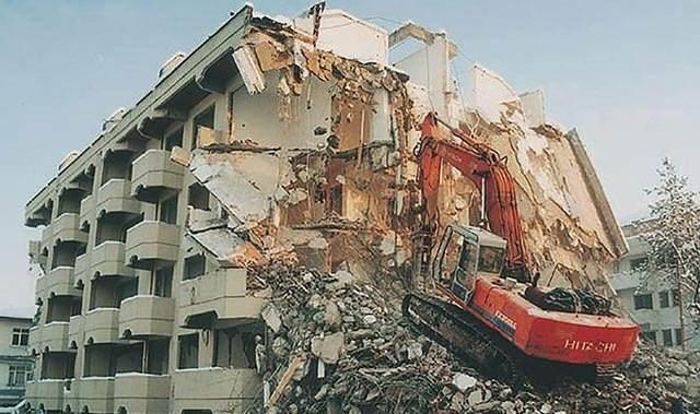 <p>Yıkılan ya da ağır hasar alan ev sayısı ise 13 bin olarak kayda geçti.</p>

<p> </p>
