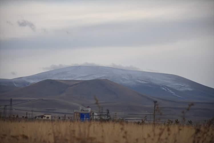 <p>Kars'ta dün başlayan ve aralıklarla devam eden sağanak yüksek kesimlerde kara dönüştü.</p>
