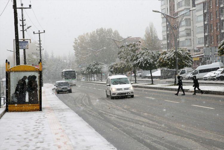 <p>Bitlis'te etkili olan kar nedeniyle kent merkezi ile yüksek kesimler beyaza büründü.</p>
