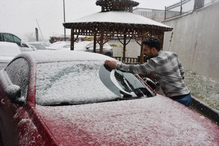 <p>Hakkari'de dün gün boyunca etkili olan sağanak, sabah yerini kara bıraktı. Yağış nedeniyle beyaza bürünen kentte ağaç ve araçların üzerinde kar birikti. Vatandaşlar, araçlarının üzerindeki karları temizledi.</p>