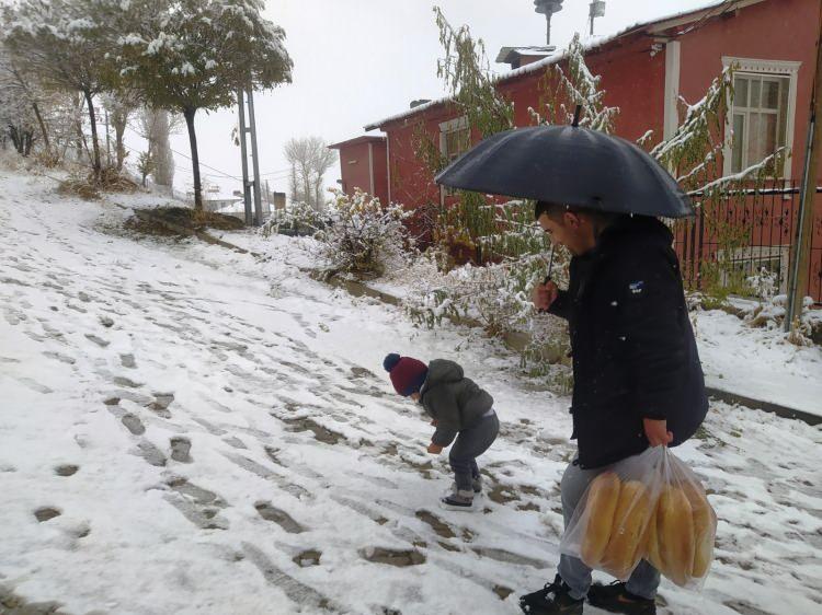 <p>Hava sıcaklığının sıfırın altında 7 dereceye kadar d&uuml;şt&uuml;ğ&uuml; il&ccedil;ede kar yağışının s&uuml;receği belirtildi.</p>
