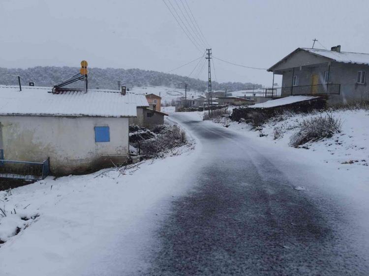 <p>Tokat&rsquo;ın y&uuml;ksek kesimleri, sabah saatlerinde etkili olan kar yağışıyla beyaza b&uuml;r&uuml;nd&uuml;.<br />
&nbsp;</p>
