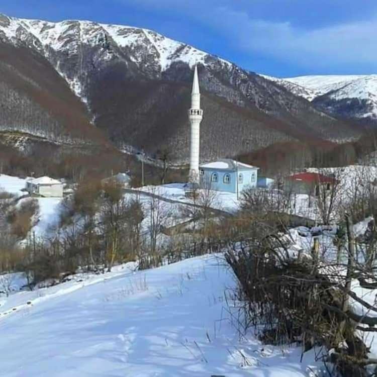<p>Hava sıcaklığının hissedilir derecede d&uuml;şt&uuml;ğ&uuml; Tokat&rsquo;ta aralıklarla yağan yağmur, y&uuml;ksek kesimlerde yerini kar yağışına bıraktı.&nbsp;</p>
