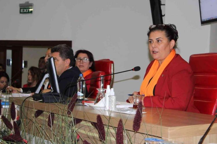 <p>Aydın Büyükşehir Belediye Başkanı CHP'li Özlem Çerçioğlu'nun sinirlerine hakim olamadığı görüldü. </p>