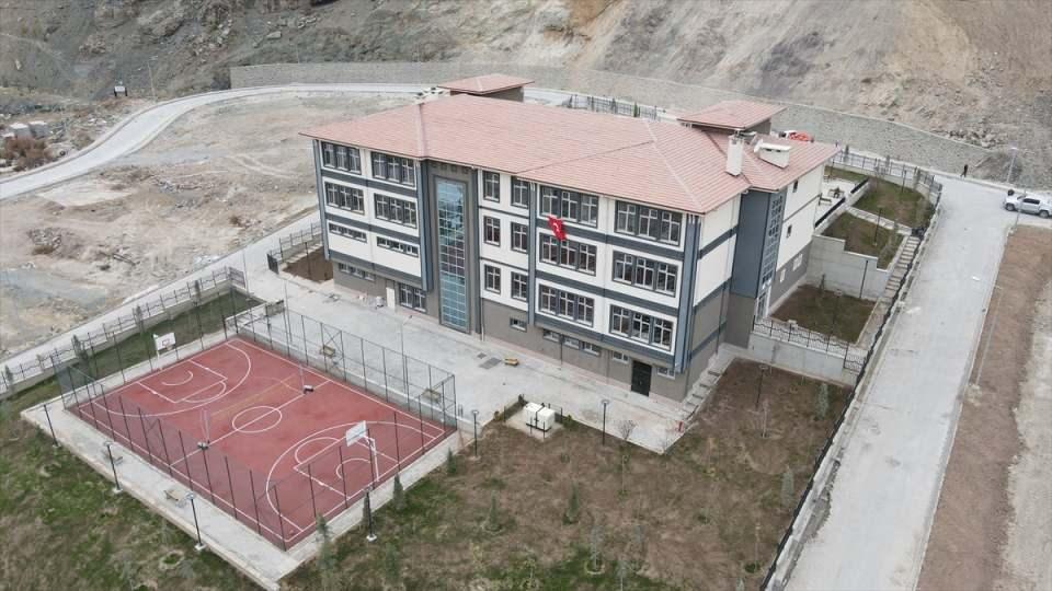 <p> Bu projede emeği geçen DSİ’nin genel müdüründen bölge müdürüne, daire başkanından şube müdürüne, mühendisinden işçisine, velhasıl bütün çalışanlarına, müteahhit firma çalışanlarına teşekkür ediyorum. </p>
<p> </p>