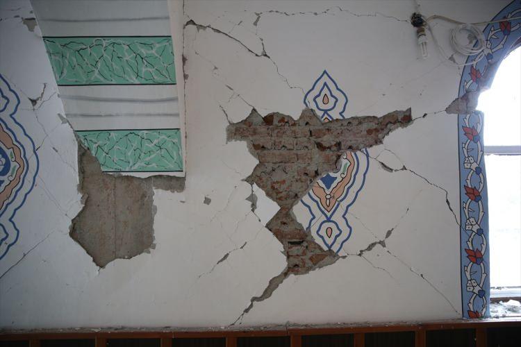 <p>Sonrasında camide güçlendirme çalışmaları yapıldığını anlatan Araç, buna rağmen caminin bu depreme dayanamayarak ağır hasar aldığını kaydetti.</p>

<p> </p>
