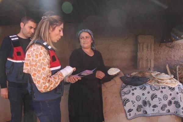 <p><strong>Şırnak'ta 'Kadına Yönelik Şiddete Karşı Uluslararası Mücadele Günü' kapsamında, köylere giden jandarma ekipleri, Kadın Destek Uygulaması'nı (KADES) tanıttı. Tandır başındaki kadınlarla ekmek de pişiren kadın astsubaylar, KADES'i anlattıkları kişilerin telefonlarına uygulamayı da indirdi. </strong></p>
