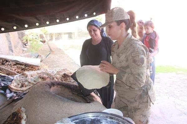 <p><strong> İl Jandarma Komutanlığı Aile İçi Şiddetle Mücadele ve Çocuk Kısım Amirliği'nde görevli personel, erken yaşta yapılan evliliklerin yol açtığı problemlerle, kadına yönelik şiddet hakkında kadınları bilgilendirdi, aile içi şiddet gören veya şiddete maruz kalma ihtimali bulunanlara güvenlik güçlerinin kısa sürede ulaşabilmesi için kullanılan KADES uygulamasını tanıttı.</strong></p>
<p> </p>