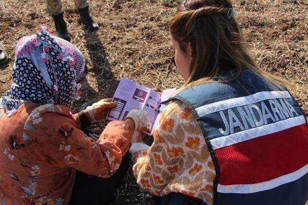 <p><strong>Uygulamanın telefonlara indirilip doğru kullanımına yönelik bilgiler de veren komutanlar, bir araya geldikleri kadınlara ve genç kızlara bilgilendirici broşür dağıttı.</strong></p>
<p> </p>