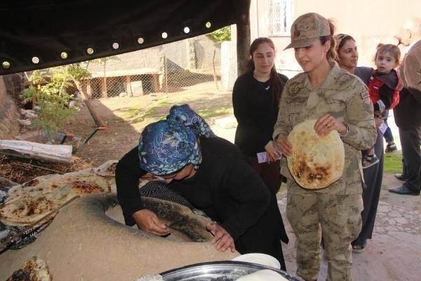 <p><strong>Tandır başında ekmek yapan kadınlara uygulamayı anlatan ekipler, onlarla ekmek de pişirdi. İl Jandarma Komutanlığı'nda görevli astsubay Canan Irmak, "Bölgemizde yaşayan kadınlarımızı ziyaret ederek KADES uygulamasını tanıttık. </strong></p>