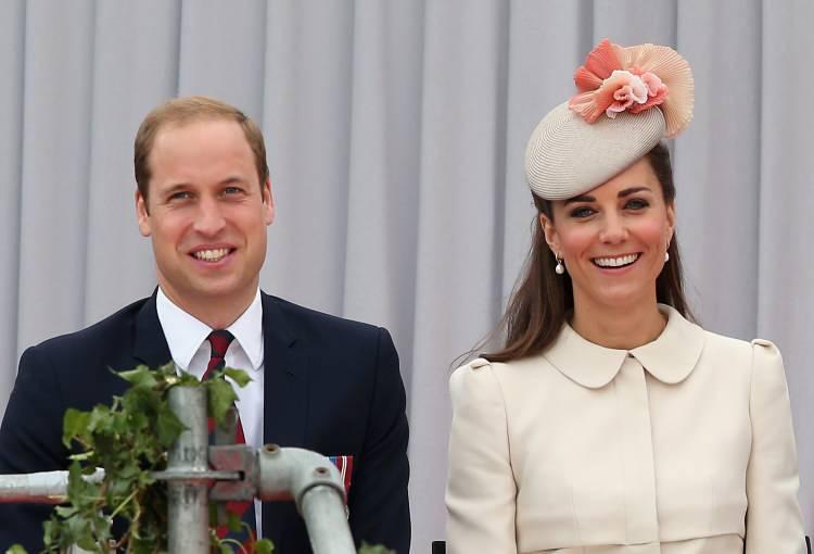 <p><span style="color:#000000"><strong>Kral III. Charles'ın oğlu Prens William ve eşi Kate Middleton, bu değişimle yıllardır taşıdıkları Cambridge Dük ve Düşesi unvanını geride bırakarak Galler Prensi ve Prensesi unvanına sahip oldu. </strong></span></p>
