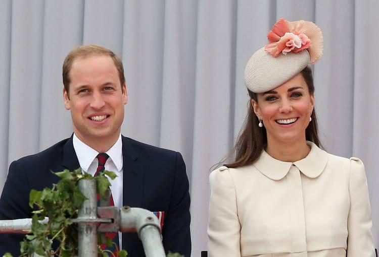 <p><span style="color:#000000"><strong>Kral III. Charles'ın oğlu Prens William ve eşi Kate Middleton, bu değişimle yıllardır taşıdıkları Cambridge Dük ve Düşesi unvanını geride bırakarak Galler Prensi ve Prensesi unvanına sahip oldu. </strong></span></p>