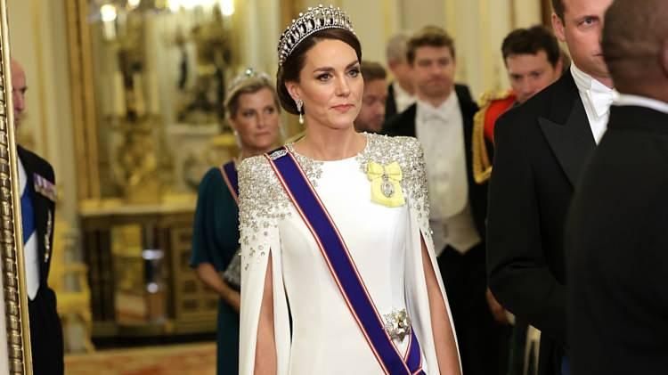 <p><span style="color:#000000"><strong>Prenses Diana'nın favori tacı olan "Cambridge Aşıklarının Düğümlü Tacı (Lover’s Knot)" adlı tacı tören sırasında takan Middleton, kayınvalidesine ait olan küpeleriyle görünümünü tamamladı. </strong></span></p>