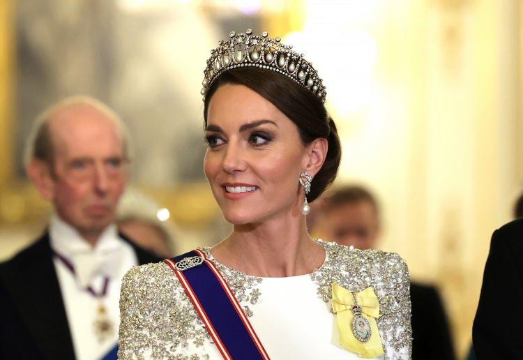 <p><span style="color:#000000"><strong>Geçtiğimiz günlerde bir davette ilk kez Galler Prensesi unvanıyla boy gösteren Kate Middleton'ın güzelliğinin yanı sıra taktığı taç dikkatli gözlerden kaçmadı. </strong></span></p>