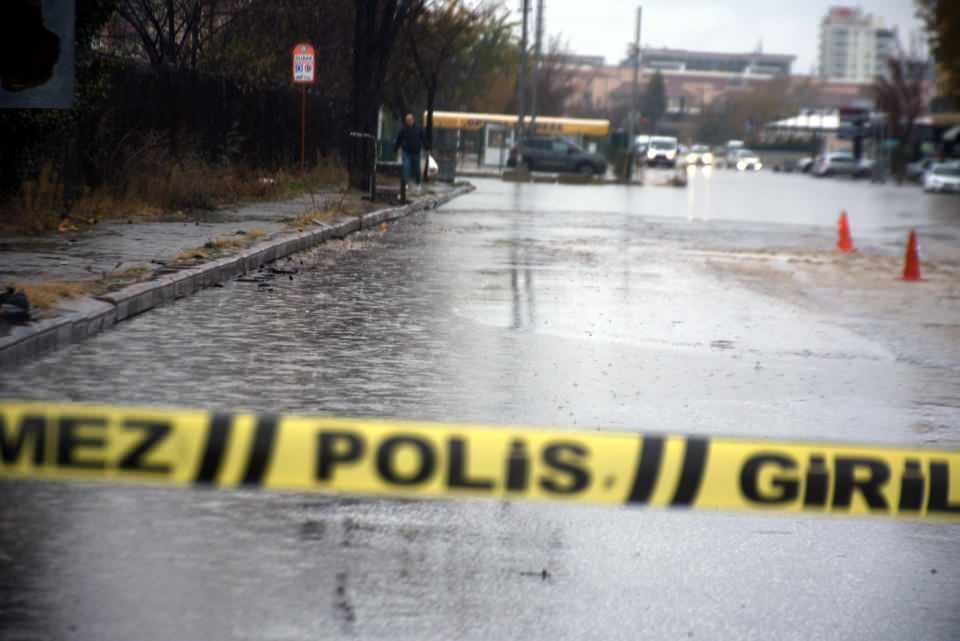 <p>Polis ekipleri, sürücüleri alternatif yollara yönlendirdi. Caddenin geçtiği Edirne Garı'nın da bina giriş yolu, suyla doldu. </p>

<p> </p>
