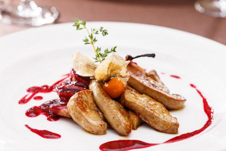 <p><span style="color:#000000"><strong>Kraliyet ailesinin özel günlerde sofralarından eksik etmediği Fransız yemeği Foie Gras'ı kesin bir dille yasaklama kararı alan Kral III. Charles'ın bunu yapma sebebi herkesi şaşırttı. </strong></span></p>