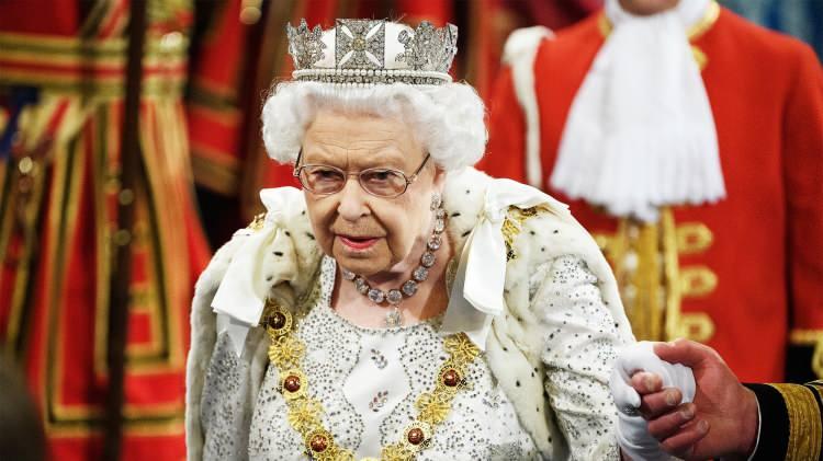 <p><span style="color:#000000"><strong>İngiliz Kraliyet Ailesi ve hatta Kraliyet Ailesi denildiğinde akla ilk gelen isim her zaman Kraliçe II. Elizabeth oldu. 70 yıl boyunca 'dünyanın en uzun süre tahtta kalan monark' unvanını taşıyan Kraliçe'nin ani ölümü ise herkesi şoke etti. </strong></span></p>
