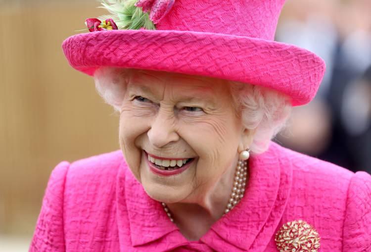 <p><span style="color:#000000"><strong>Kraliçe'nin eşi Prens Philip'e olan yakınlığıyla tanınan Gyles Brandreth'in yakında piyasaya çıkacak olan "Elizabeth: An Intimate Portrait (Elizabeth: Samimi Bir Portre)" adlı biyografisinde yer alan ifadeler kafa karışıklığını da beraberinde getirdi. </strong></span></p>
