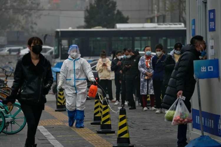 <p>Japon yatırım bankası Nomura, Çin'in gayrisafi yurtiçi hasılasının (GSYH) yaklaşık beşte birini oluşturan yerleşimlerin Covid-19 nedeniyle karantinada olduğunu bildirdi.</p>
