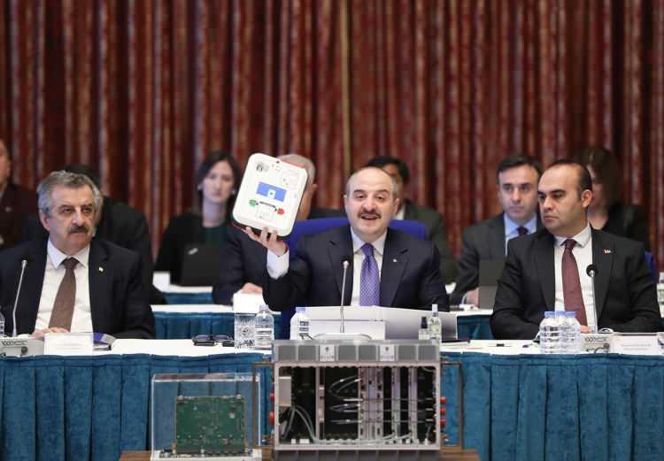 <p>Yani kalp elektro-şok cihazını da komisyonumuza getirdim.</p>